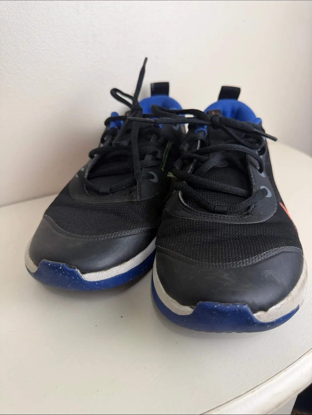 (2291) Nike Omni Multi Court GS Sneakers w/ hyper orange swoosh Size: 6.5Y